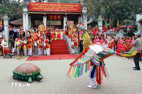 Biểu diễn múa Quy Phượng - một trong những điệu múa cổ của Thăng Long, tại lễ hội Đền Kim Liên. (Ảnh: Anh Tuấn/TTXVN)