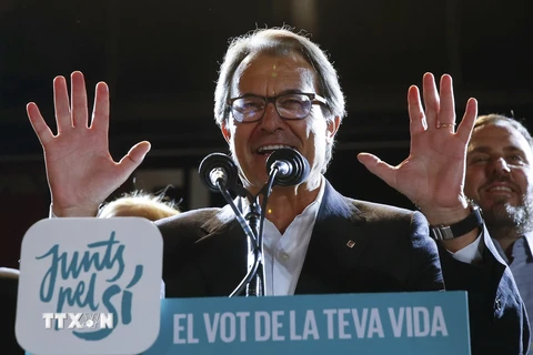 Lãnh đạo CDC Artur Mas phát biểu trước những người ủng hộ tại Barcelona ngày 27/9. (Nguồn: Reuter/TTXVN)