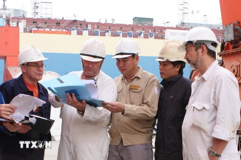 Chuyên gia nước ngoài tham gia quy trình đóng tàu tại Công ty đóng tàu Hạ Long. (Ảnh: Hà Thái/TTXVN)