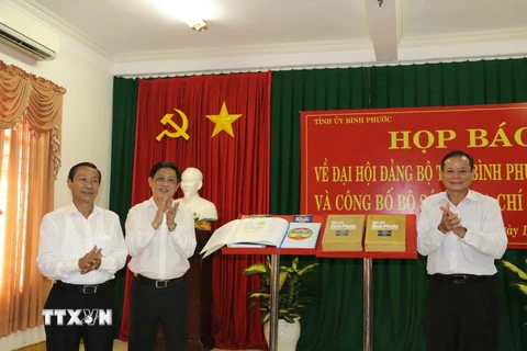 Lãnh đạo tỉnh Bình Phước công bố bộ sách Địa chí tỉnh Bình Phước. (Ảnh: Nguyễn Văn Việt/TTXVN)