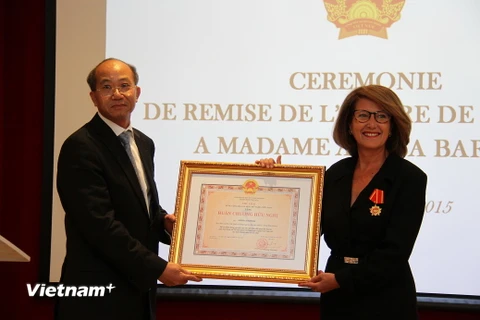 Đại sứ Lê Hồng Phấn trao tặng Huân chương Hữu nghị cho bà Anissa Barrak, nguyên Giám đốc Văn phòng khu vực châu Á-Thái Bình Dương của OIF. (Ảnh: Bích Hà/Vietnam+)
