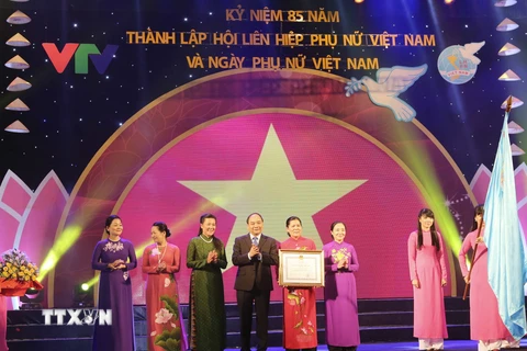 Phó Thủ tướng Nguyễn Xuân Phúc trao Huân chương Độc lập hạng Nhất cho Trung ương Hội Liên hiệp Phụ nữ Việt Nam. (Ảnh: Phương Hoa/TTXVN)
