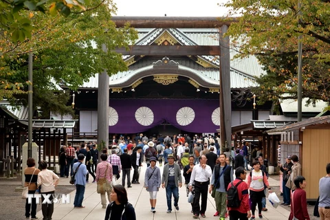 Khách thập phương đến viếng đền Yasukuni trong ngày đầu tiên của lễ hội mùa Thu, ngày 17/10. (Nguồn: AFP/TTXVN)