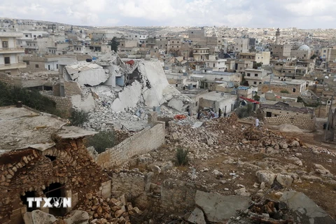 Cảnh đổ nát sau các cuộc giao tranh tại thị trấn Darat Izza ở Aleppo, Syria. (Nguồn: Reuters/TTXVN)