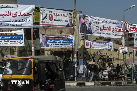 Ápphích chân dung các ứng cử viên Quốc hội trên một đường phố ở Cairo. (Nguồn: AFP/TTXVN)