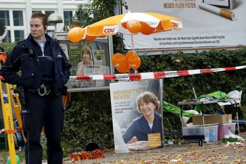 Hiện trường bà Henriette Reker bị tấn công bằng dao khi đang vận động tranh cử. (Nguồn: Reuters)