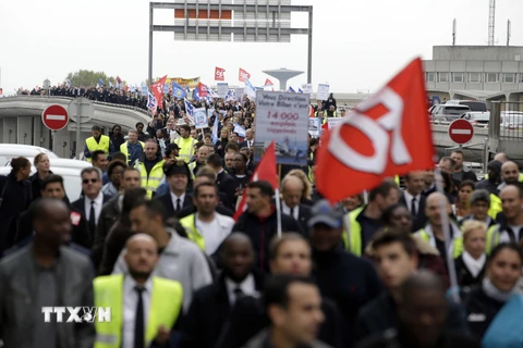 Nhân viên hãng Air France biểu tình phản đối kế hoạch tái cơ cấu ở Roissy-en-France, Pháp ngày 5/10. (Nguồn: AFP/TTXVN)