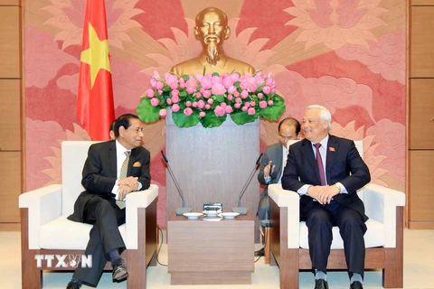 Phó Chủ tịch Quốc hội Uông Chu Lưu (phải) tiếp Chủ nhiệm Ủy ban phụ trách Bộ Hành chính công của Quốc hội Bangladesh Ashequr Rahman thăm Việt Nam ngày 18/9. (Ảnh: An Đăng/TTXVN)