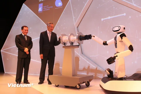 Thủ tướng Singapore Lý Hiển Long khai trương tòa nhà Fusionopolis 2 cùng robot (Ảnh: Việt Hải-Lê Hải/Vietnam+)