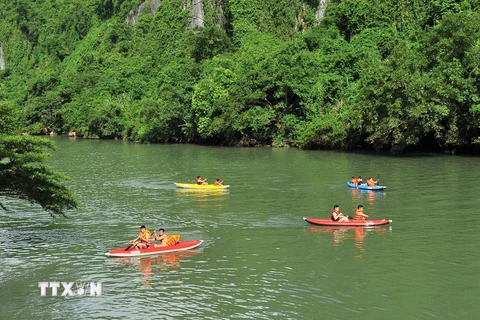 Du khách trải nghiệm bơi thuyền trên sông Chày, Quảng Bình. (Ảnh: Minh Đức/TTXVN)