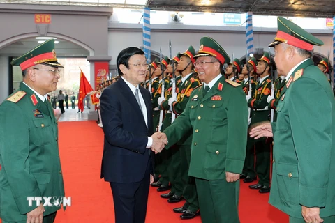  Chủ tịch nước Trương Tấn Sang với các cán bộ lãnh đạo Tổng cục Tình báo Quốc phòng. (Ảnh: Nguyễn Khang/TTXVN)