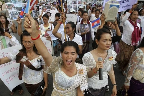 Phụ nữ Camphuchia tham gia lễ míttinh nhân ngày Quốc tế phụ nữ 8/3 tại Phnom Penh.(Nguồn: REUTERS/Samrang Pring)