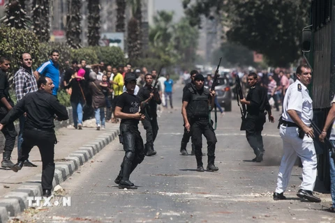 Xung đột giữa những người ủng hộ tổ chức MB và cảnh sát Ai Cập. (Nguồn: AFP/TTXVN)