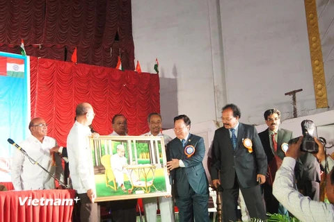 Chủ tịch VUFO tặng quà cho Tổng thư ký AIPSO. (Ảnh: Huy Bình-Đăng Chính/Vietnam+)