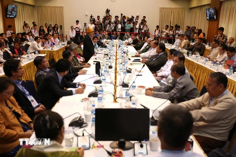 Chính phủ Myanmar và đại diện cấp cao các nhóm vũ trang tại bàn đàm phán Yangon, ngày 7/8. (Nguồn: THX/TTXVN)
