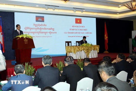 Phó Thủ tướng, Bộ trưởng Bộ Nội vụ Campuchia Samdech Krolahom Sar Kheng phát biểu tại hội nghị. (Ảnh: Thanh Vũ/TTXVN)