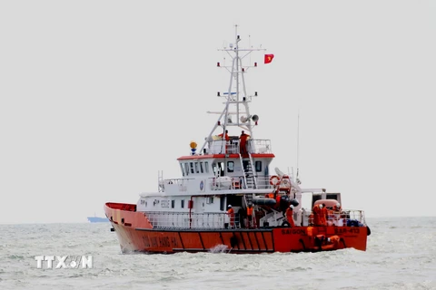 Tàu SAR 413 đưa thi thể thuyền viên gặp nạn trong vụ chìm tàu Hoàng Phúc 18 vào bờ. (Ảnh: Đoàn Mạnh Dương/TTXVN)