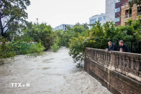  Nước sông dâng cao do mưa bão gây ngập lụt ở Austin, Texas ngày 30/10. (Nguồn: AFP/ TTXVN)