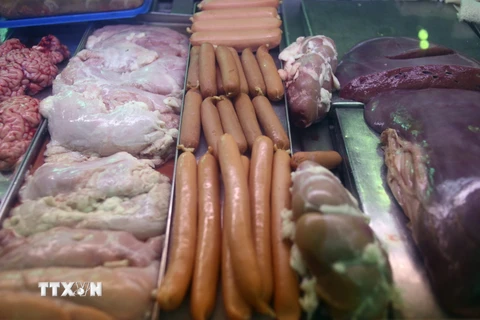  Xúc xích và thịt được bày bán ở Buenos Aires, Argentina ngày 27/10. (Nguồn: AFP/TTXVN)
