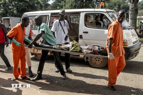 Chuyển người bị thương trong vụ xung đột ngày 26/9 tại thủ đô Bangui. (Nguồn: AFP/TTXVN)