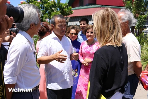 Thứ trưởng Vũ Hồng Nam (giữa) nói chuyện với bà con kiều bào ở New Caledonia. (Ảnh: Phương Thuận/Vietnam+)