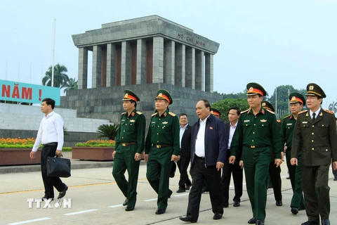 Phó Thủ tướng Nguyễn Xuân Phúc cùng lãnh đạo Ban quản lý Lăng Chủ tịch Hồ Chí Minh kiểm tra khu vực tu bổ. (Ảnh: An Đăng/TTXVN)