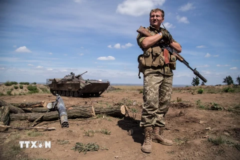 Binh sỹ Ukraine gác tại chốt quân sự gần làng Troitske, vùng Lugansk ngày 20/8. (Nguồn: AFP/TTXVN)