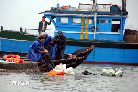 Trục vớt tàu cá và cứu ngư dân bị nạn. Ảnh minh họa. (Nguồn: Quốc Việt/TTXVN)