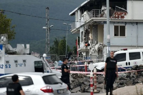 Hiện trường một vụ đánh bom xe bên ngoài một đồn cảnh sát ở Sultanbeyli, thành phố Istanbul. (Nguồn: AFP)