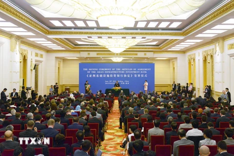 57 nước thành viên sáng lập trong Lễ ký kết thành lập Ngân hàng AIIB tại Bắc Kinh ngày 29/6. (Nguồn: AFP/TTXVN)