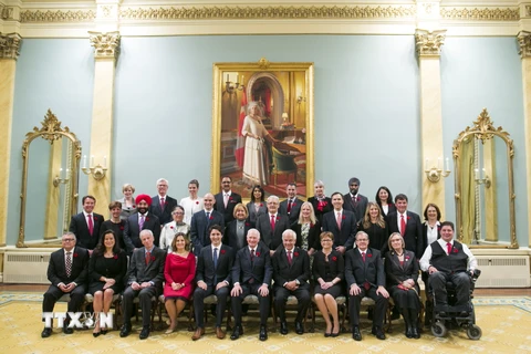 Tân Thủ tướng Canada Justin Trudeau (thứ 5, trái, hàng trước) và nội các mới chụp ảnh chung tại lễ tuyên thệ nhậm chức ngày 4/11. (Nguồn: THX/TTXVN)