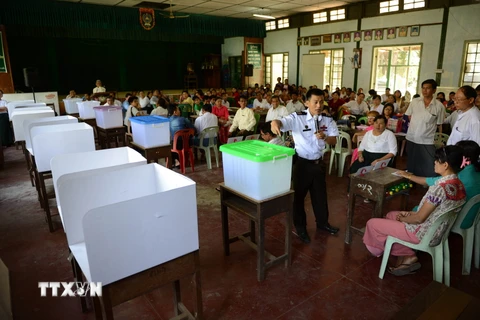 Tập huấn cho cán bộ phụ trách việc bầu cử tại điểm bỏ phiếu ở Yangon ngày 30/10. (Nguồn: AFP/TTXVN)