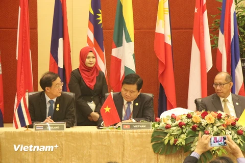 Bộ trưởng Bộ Giao thông Vận tải Đinh La Thăng tại lễ ký Tuyên bố chung ATM 21. (Ảnh: Kim Dung-Chí Giáp/Vietnam+)