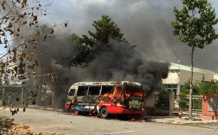 Tiền Giang: Xe buýt đang đậu trên đường bất ngờ cháy dữ dội