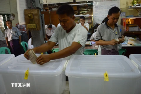 Cử tri Myanmar bỏ phiếu sớm tại một điểm bầu cử ở Yangon ngày 6/11. (Nguồn: AFP/TTXVN)