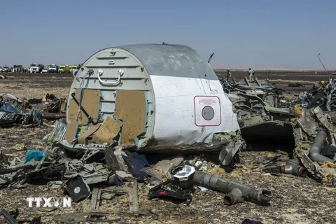 Mảnh vỡ máy bay Nga A321 tại hiện trường ở Wadi al-Zolomat, bán đảo Sinai, Ai Cập ngày 1/11. (Nguồn: AFP/TTXVN)