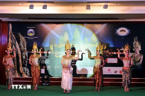 Một điệu múa cổ do các nghệ sỹ Campuchia biểu diễn. (Ảnh: An Hiếu/TTXVN)