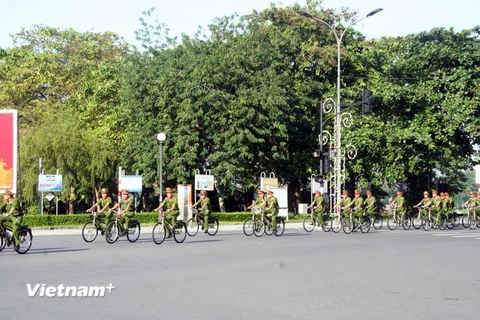 Cảnh sát tuần tra bằng xe đạp chuyên dụng. (Ảnh: Quốc Việt/Vietnam+) 