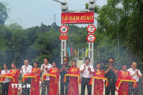 Khánh thành cầu Rẻo Dài, xã Nông Hạ, huyện Chợ Mới. (Ảnh: Nguyễn Trình/TTXVN)