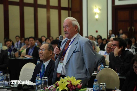Đại biểu đặt câu hỏi tại Hội thảo "Đóng góp trong những lĩnh vực hàng hải cho nền kinh tế xanh ở các biển Đông Á". (Ảnh: Trọng Đạt/TTXVN)