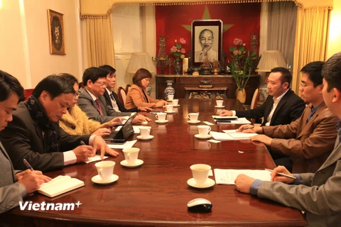 Đoàn lãnh đạo thành phố Đà Nẵng làm việc tại trụ sở Đại sứ quán Việt Nam tại Anh. (Ảnh: Đỗ Sinh/TTXVN)