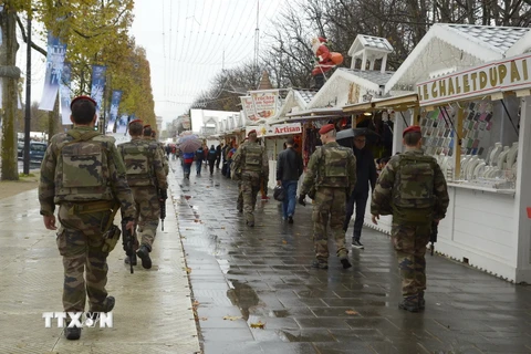 Cảnh sát Pháp tuần tra trên đại lộ Champs-Elysees. (Nguồn: AFP/TTXVN)