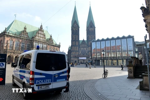 Xe của cảnh sát tuần tra tại khu chợ trước tòa thị chính thành phố ở Bremen. (Nguồn: AFP/TTXVN)