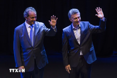 Ứng cử viên Tổng thống Daniel Scioli (trái) - đảng FpV và Mauricio Macri (phải) - đảng PRO. (Nguồn: THX/TTXVN)
