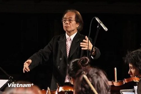 Nhạc sỹ Nguyễn Thiện Đạo chỉ huy dàn nhạc giao hưởng trong một buổi diễn