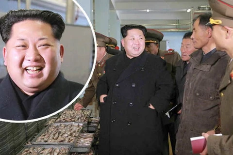 Nhà lãnh đạo Kim Jong-Un thăm trại cá của một căn cứ quân sự. (Nguồn: Getty)