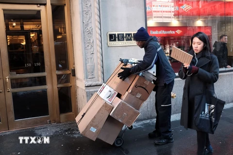 Phục vụ giao hàng tại Manhattan, New York, Mỹ. (Nguồn: AFP/TTXVN)