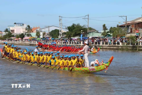 Các đội đua ghe ngo. (Ảnh: Thanh Hòa/TTXVN)