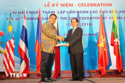  Tổng Thư ký ASEAN Lê Lương Minh trao giải Ảnh báo chí “CAJ tích cực nâng cao nhận thức về biến đổi khí hậu”. (Ảnh: Minh Quyết/TTXVN)
