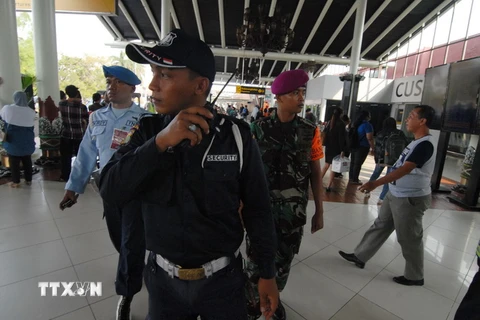  Binh sỹ và nhân viên an ninh sân bay Indonesia tuần tra tại sân bay quốc tế ở Cengkareng. (Nguồn: AFP/TTXVN)